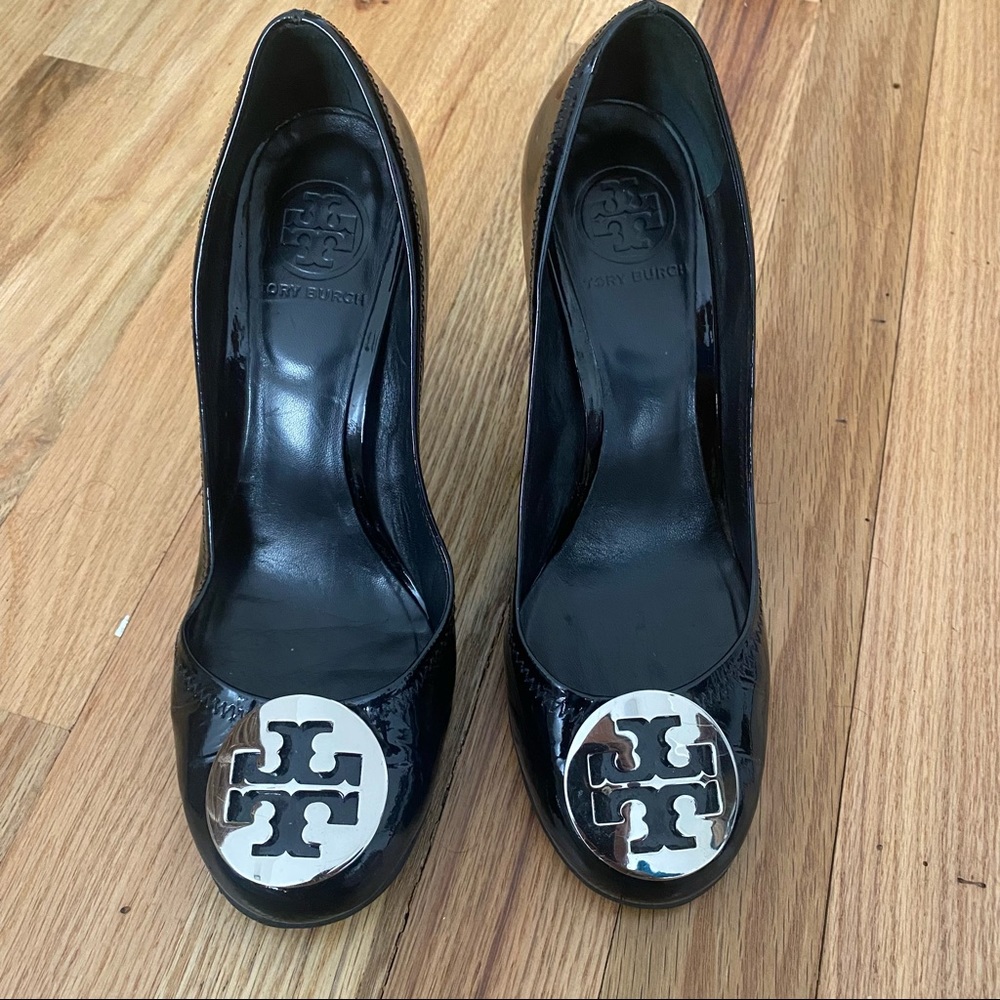 Black and silver logo Tory Burch round toe block heel sz 39